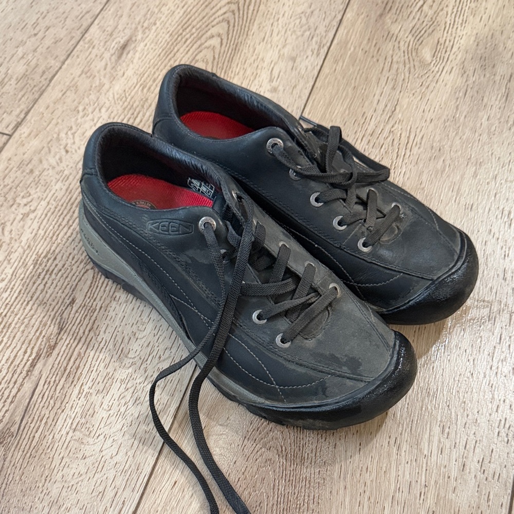 Keen women’s Black Low-Top Lace-Up Sneakers with Red Liner